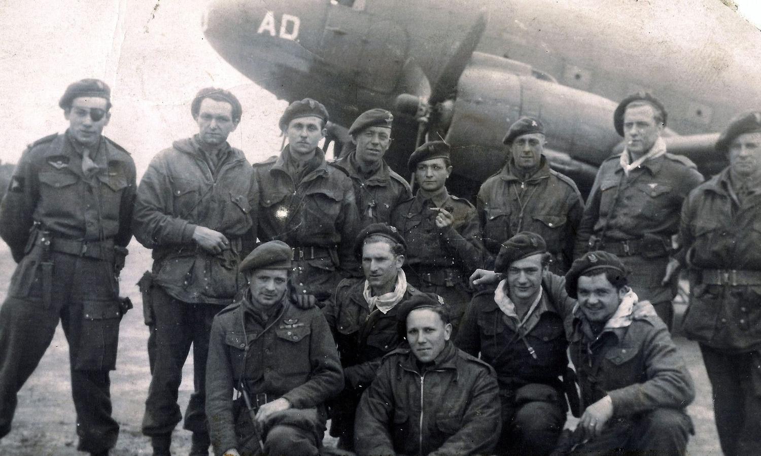 Photo d'archive en noir et blanc : groupe de parachutistes SAS devant un avion